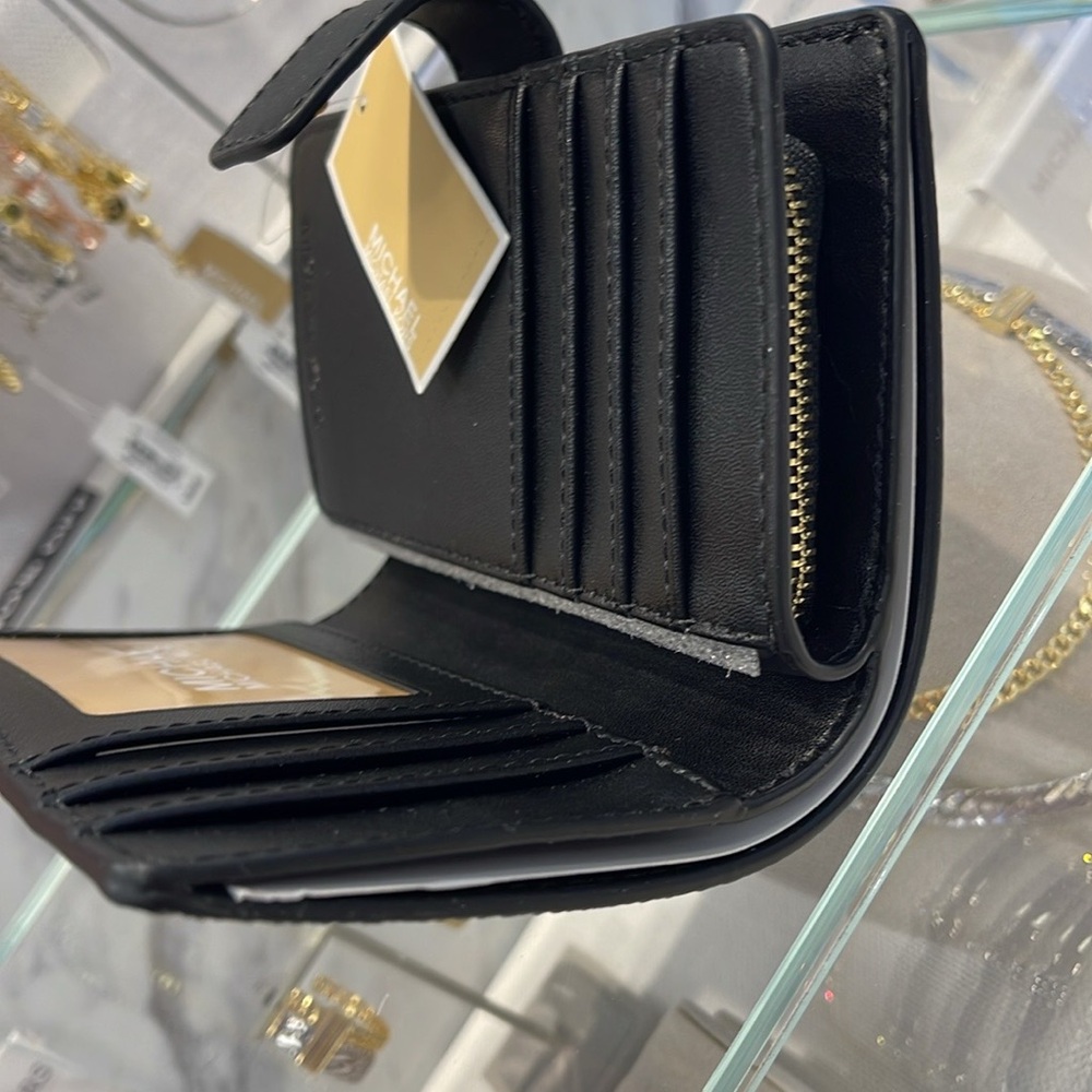 Michael Kors Jet Set Medium Two-Tone Logo Wallet
BLACK COMBO
NWT - Picture 11 of 16